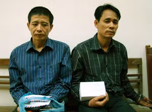 Lê Bảo Anh và Nguyễn Quang Hải cùng tang vật của vụ án.