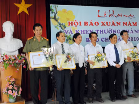 Thượng tá Nguyễn Xuân Xe, Phó Trưởng cơ quan đại diện Báo CAND tại TP Hồ Chí Minh nhận Bằng khen của UBND tỉnh Đồng Nai.