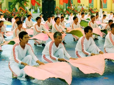 Các học viên trong màn múa quạt rất chuyên nghiệp.