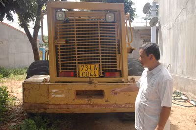Chiếc máy xúc đang được người dân giữ làm tin.