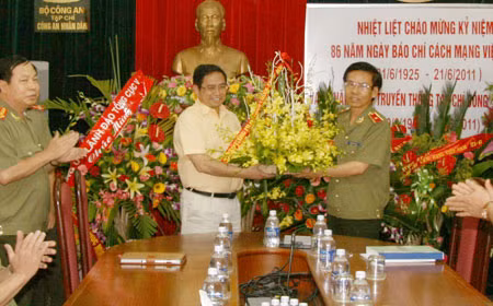 Thứ Thứ trưởng Phạm Minh Chính chúc mừng Tạp chí CAND. Ảnh: Duy Hiển.