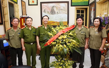 Thứ trưởng Phạm Quý Ngọ tặng hoa chúc mừng Báo CAND.