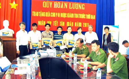 Trao quà cho những người vừa được tha trước thời hạn.