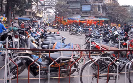 Nhiều bãi gửi xe tranh thủ tăng giá dịp giáp Tết.