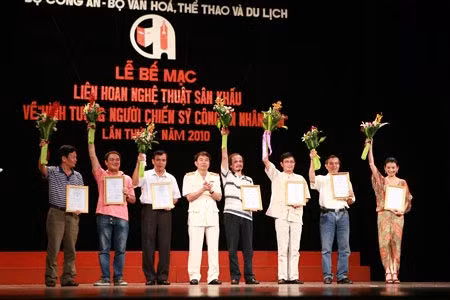 Thiếu tướng Trần Bá Thiều, Tổng cục trưởng Tổng cục XDLL - CAND trao 7 giải Bạc các vở diễn.