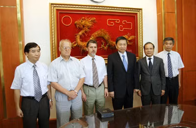 Trung tướng Tô Lâm, Ủy viên Trung ương Đảng, Thứ trưởng Bộ Công an Việt Nam; ngài Prokhorov Sergey Vitalevich, Ủy viên Hội đồng chuyên gia của Ủy ban An ninh Duma Quốc gia Nga cùng các đại biểu tại buổi tiếp.