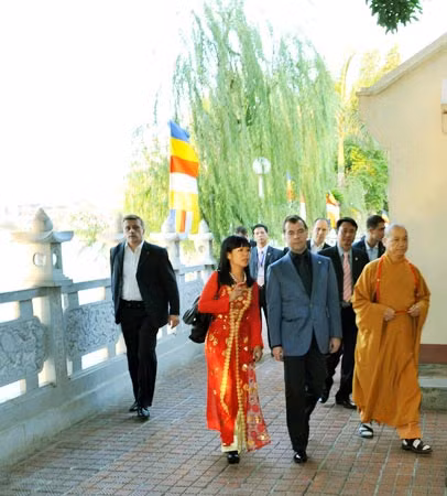 Tổng thống LB Nga Dmitry Medvedev thăm chùa Trấn Quốc (Hà Nội).