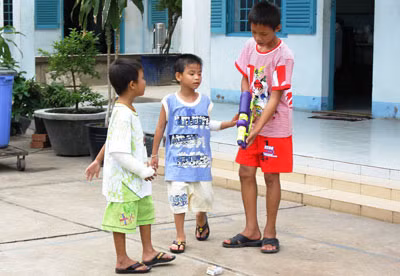 Sau những phút trò chuyện với các điều tra viên, những đứa trẻ vô tư nô đùa trong khuôn viên trung tâm bảo trợ xã hội.