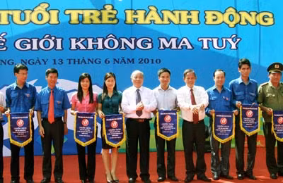 Phó Thủ tướng Trương Vĩnh Trọng tặng cờ lưu niệm cho các đơn vị tham gia lễ phát động.