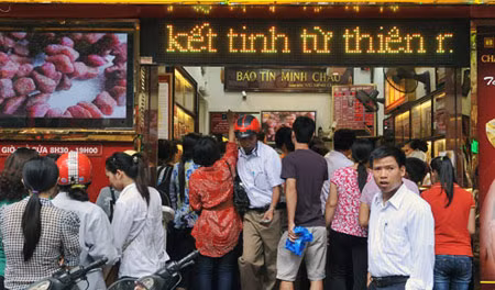 Người dân xếp hàng để mua vàng tại cửa hàng vàng Bảo Tín Minh Châu, Hà Nội. Ảnh: Hoàng Hà.