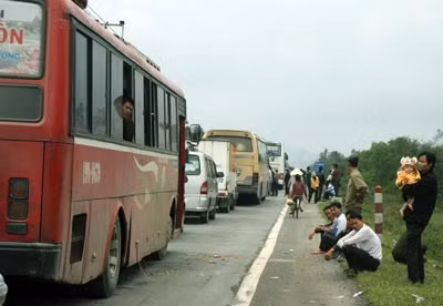 TNGT gây ách tắc giao thông 12km trên QL1A đoạn qua huyện Phú Lộc, Thừa Thiên - Huế.