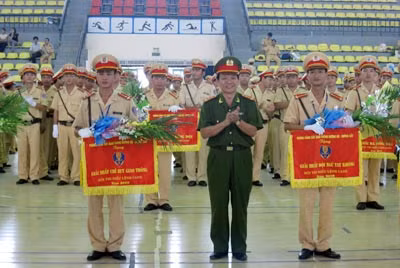 Đại tá Nguyễn Đức Nghi, Phó Giám đốc Công an TP Hà Nội trao giải nhất chỉ huy giao thông và giải nhất đội ngũ tay không.