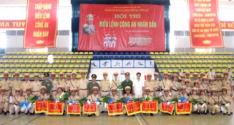 Ban tổ chức và đại diện các đội tham gia chụp ảnh lưu niệm.