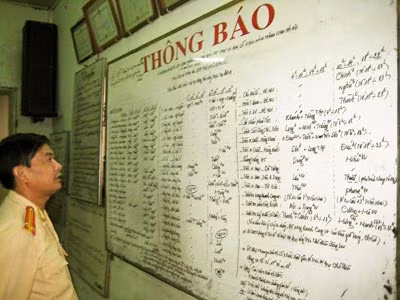 Đội trưởng Đội CSGT số 1 Nguyễn Văn Tòng trước bảng phân công nhiệm vụ dày đặc những ngày Đại lễ.