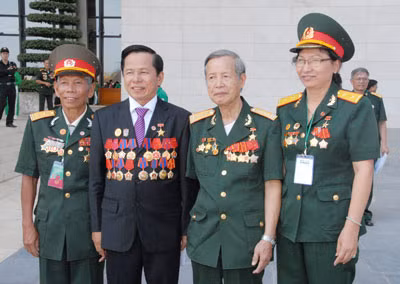 Anh hùng Lê Văn Kiểm chụp ảnh cùng Anh hùng Hồ Vai và Anh hùng La Văn Cầu.