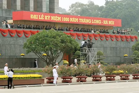 Các vị lãnh đạo Đảng và Nhà nước làm Lễ chào cờ.