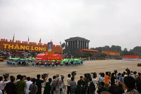 Rước ảnh Bác Hồ qua Lễ đài.