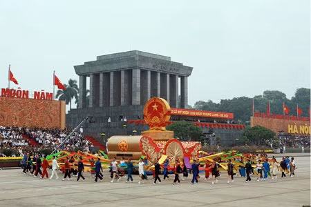Các Rước Quốc huy Nhà nước Cộng hòa xã hội chủ nghĩa Việt Nam qua Quảng trường Ba Đình.