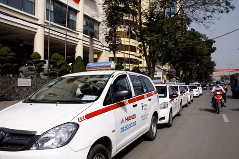 Taxi hãng "cháy" hàng là một trong những nguyên nhân khiến taxi "dù" hút khách trong những ngày rét đậm. Ảnh minh họa: VNE.