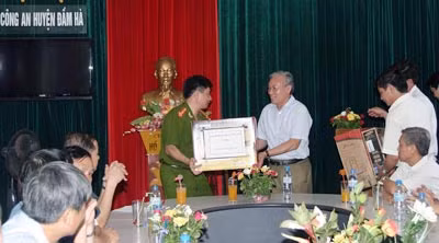 Thượng tướng Nguyễn Văn Hưởng tặng quà cho Công an huyện Đầm Hà, Quảng Ninh. Ảnh: M.Châu.