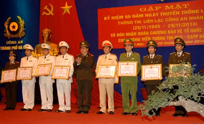 Thiếu tướng Bùi Văn Thành, Phó Tổng cục trưởng Tổng cục Hậu cần - Kỹ thuật trao Huân chương Bảo vệ Tổ quốc hạng Ba cho Phòng Viễn thông tin học Công an Hà Nội.