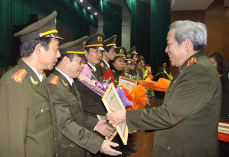 Thiếu tướng Vũ Thuật, Phó Tổng cục trưởng Tổng cục Hậu cần - Kỹ thuật trao giấy khen cho các tập thể có thành tích xuất sắc.