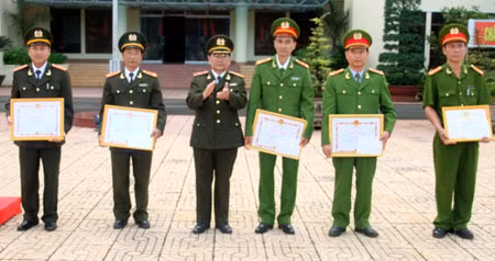 Lãnh đạo Công an tỉnh trao giấy khen tặng các cá nhân có thành tích xuất sắc.