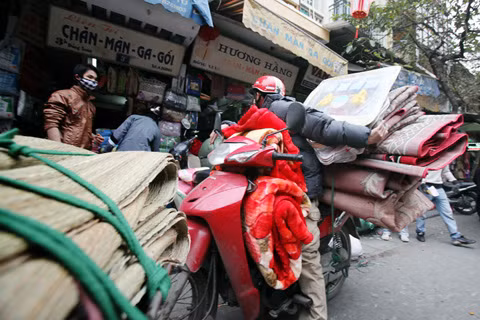 Những kiện hàng đang được chất lên trước cửa chợ Đồng Xuân.