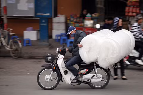 Những kiện hàng chở không cần dây buộc, người lái xe 1 tay lái, một tay giữ hàng.