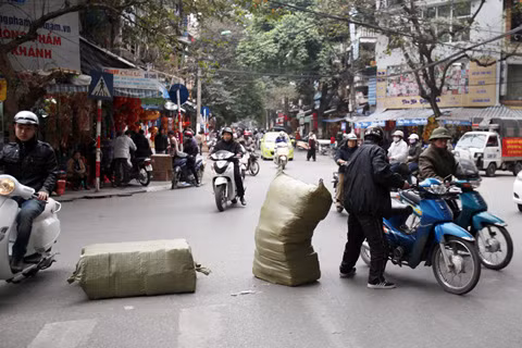 Và tất nhiên với kiểu chở hàng như vậy, tai nạn giao thông có thể đến bất kỳ lúc nào.