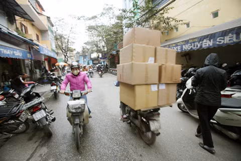 Những thùng thuốc lá được vận chuyển trên phố Nguyễn Siêu.