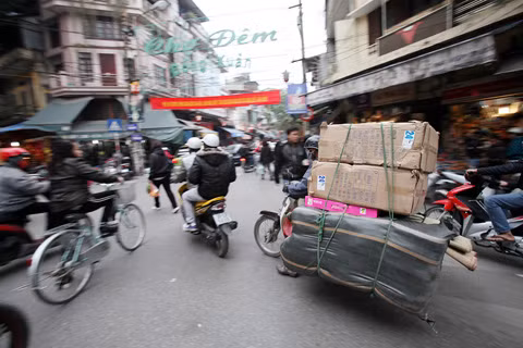 Trên phố Hàng Chiếu.