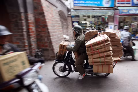 Qua cổng Ô Quan Chưởng.