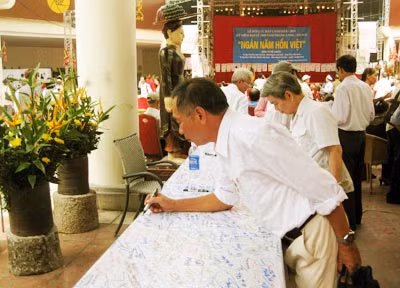 Ký tên ủng hộ việc tôn vinh lục bát là Quốc thơ.
