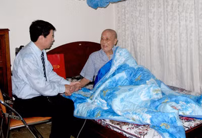 Thứ trưởng Bùi Văn Nam thăm hỏi, động viên Anh hùng LLVTND Nguyễn Đình Bảy.