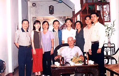 Đồng chí Đinh Văn Tùng và các con, cháu trong gia đình.