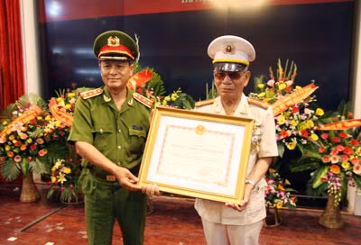 Thượng tướng Lê Thế Tiệm trao Bằng danh hiệu Anh hùng lực lượng vũ trang nhân dân cho Đại tá Vũ Tiến Hà.
