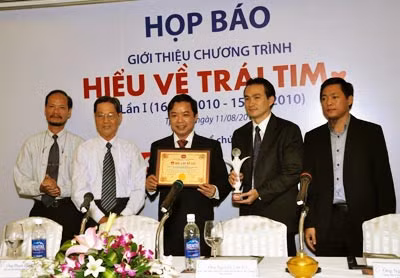 Ông Nguyễn Văn Phước, Giám đốc công ty Văn hóa Sáng tạo First News nhận bằng Xác lập Kỷ lục trong buổi tra mắt chương trình Hiểu về Trái tim.