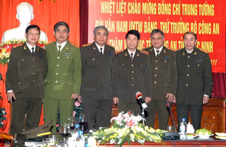 Trung tướng Bùi Văn Nam, Ủy viên TW Đảng, Thứ trưởng Bộ Công an với cán bộ, chiến sỹ Công an tỉnh Bắc Ninh.