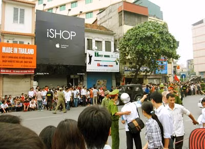 Đường Nguyễn Thái Học đoạn giao với Giảng Võ hơn 7h sáng.