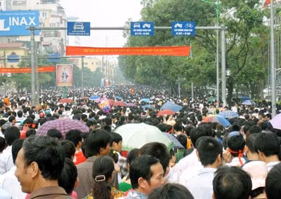 Cả biển người đi theo đoàn diễu binh, diễu hành.