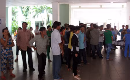 Cho rằng cái chết của anh Lê Hữu Tiến là bất thường, người nhà bệnh nhân tụ tập ở khu hành chính Bệnh viện Đà Nẵng yêu cầu lãnh đạo bệnh viện giải thích, làm rõ nguyên nhân.