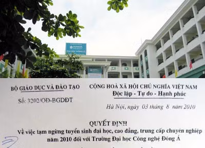 Trường Đại học Đông Á – Đà Nẵng số số 63 Lê Văn Long, thành phố Đà Nẵng khốn đốn vì quyết định của Bộ GD&ĐT về việc tạm ngừng tuyển sinh ĐH, C đẳng, trung cấp chuyên nghiệp năm 2010 đối với trường ĐH Công nghệ Đông Á – Bắc Ninh.
