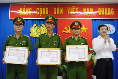 Các tập thể tham gia cứu hộ tàu Dìn Ký được khen thưởng.