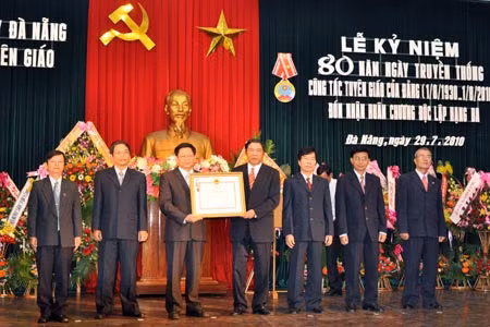 Nhân kỷ niệm 80 năm ngành truyền thống Tuyên giáo, Ban Tuyên giáo Thành ủy Đà Nẵng đã vinh dự đón nhận Huân chương Độc lập hạng Ba.