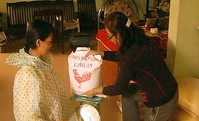 Người dân Lý Sơn đổ xô mua gạo.