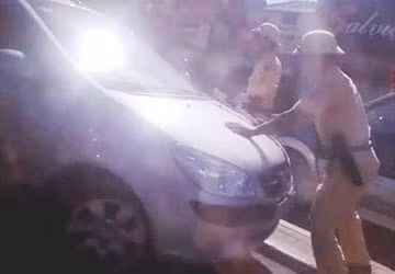Tài xế xe taxi nhấn ga, ủn cảnh sát giao thông. Ảnh chụp từ clip. (Vụ việc xảy ra sáng 5/7/2010 tại Hà Nội).
