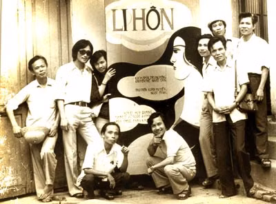 NSND Xuân Huyền dựng vở cho Đoàn cải lương Thái Bình năm 1982 (thứ 2 từ trái sang) và NSND Lê Huy Quang (thứ 3 từ trái sang).