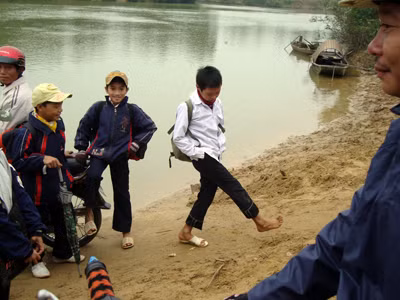 Học sinh này rơi cả dép khi giành một suất "lên đò"...