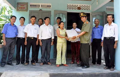 Về đất anh hùng, tặng nhà cho người nghèo ảnh 1